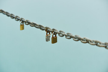 Cancale - cadenas sur chaîne en métal
