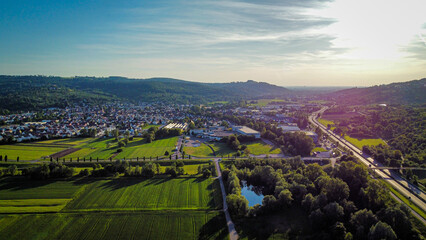 Drohnenaufnahme Remstal mit Blick auf Winterbach bei Sonnenuntergang 