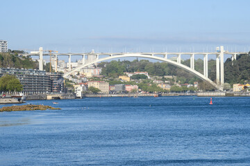 Obraz premium View of the Arrabida bridge in Porto