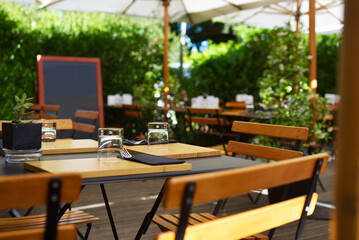 terrasse de restaurant sous les parasols