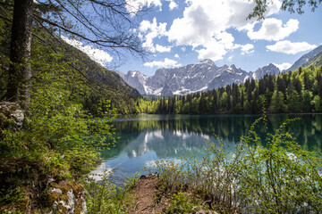 Fototapeta na wymiar Bergpanorama am Lago di Fusine in Italien