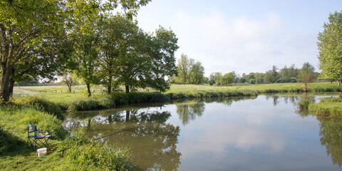 emplacement de pêche au bord de la Saône au printemps