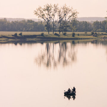 p&ecirc;cheurs sur une barque sur la Sa&ocirc;ne &agrave; l'aube