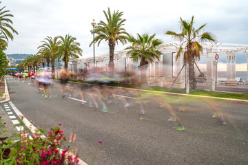 Passage de coureurs à pied lors d'un semi marathon avec un effet de filé sur la promenade des...