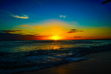 ワイキキビーチに沈む夕日