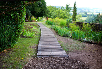 allée de jardin en bois