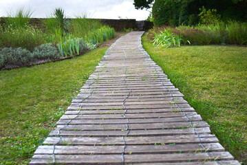 allée de jardin en bois