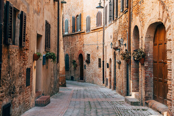 straatmening van de middeleeuwse stad San Gimignano, Italië
