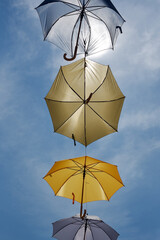 parapluies de couleurs dans le ciel