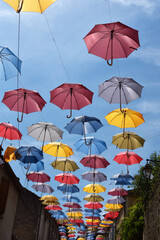 Fototapeta na wymiar parapluies de couleurs dans le ciel