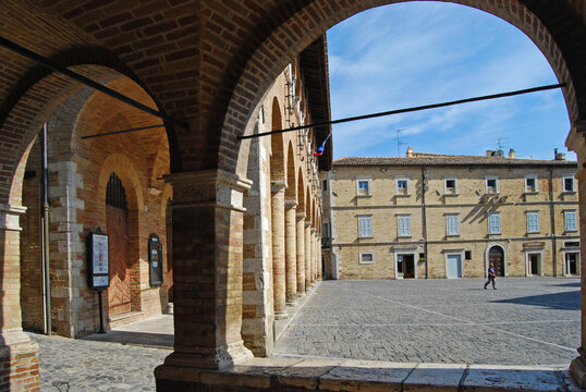 La piazza del borgo medievale di Offida, Marche, Italia