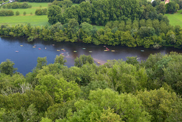 rivière et kayaks