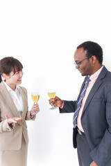 お酒を飲むビジネスパーソン