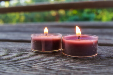 Kerzen auf Holz
