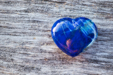 Blaues Herz auf Holz