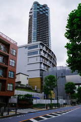 東京の赤坂9丁目で見える赤坂通りと建物
