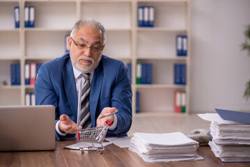 Old male employee in e-commerce concept