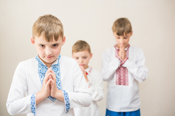 Ukrainian young children pray for war