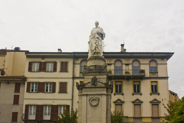 Fototapeta na wymiar Statue of Alessandro Volta at Piazza Alessandro Volta in Como, Italy