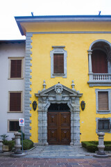 Fototapeta na wymiar Old palazzo at Piazza del Duomo in Old Town in Como