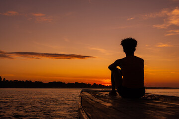 Garota observando o pôr do sol no Rio Tocantins, Imperatriz - Maranhão