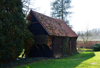 Historische Scheune im Frühling im Dorf Stellichte, Niedersachsen