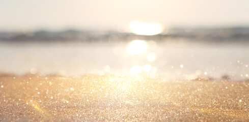 Meereswellen und warmes Sonnenuntergangslicht, ruhiger und entspannender Sandstrand