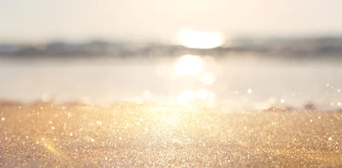 Foto op Canvas Zeegolven en warm zonsonderganglicht, rustig en ontspannend zandstrand © tomertu