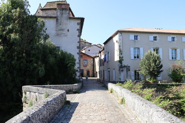 Fototapeta na wymiar Rue typique, ville de Confolens, département de la Charente, France