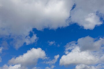 青空と綿雲　雲の背景素材