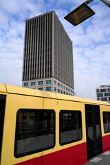 S Bahn vor Hotelhochhaus