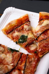 Stück Pizza auf Pappkarton