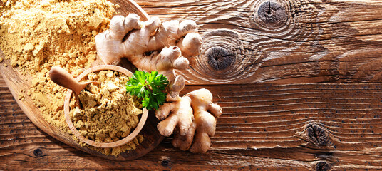 A bowl with ground ginger and its fresh rhizome