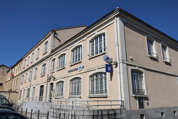 Fototapeta na wymiar La poste, vue de l'extérieur, ville de Confolens, département de la Charente, France