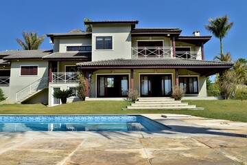 hause with pool