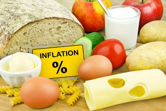 Gelbes Schild mit Inflation und Brot, Gemüse, Obst, Milchprodukte, Eier, Nudeln, Butter