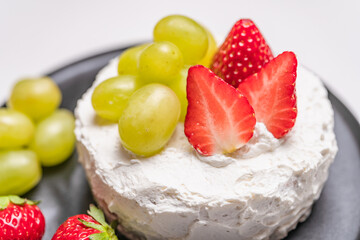 イチゴとブドウのジェンダーリビールケーキ