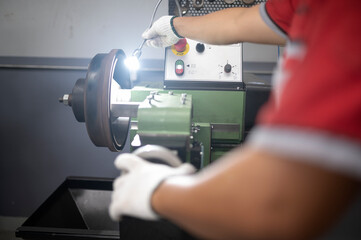 A brake mechanic uses a lathe to automate the car's brake discs - rebuild the brake disc surface in the lathe.