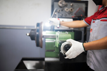A brake mechanic uses a lathe to automate the car's brake discs - rebuild the brake disc surface in the lathe.