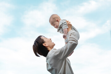 母親に抱っこされる赤ちゃん