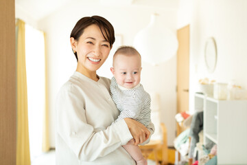 Fototapeta premium 赤ちゃんと母親のポートレート