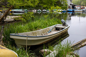 Obraz premium empty fishing boat in a quiet cove
