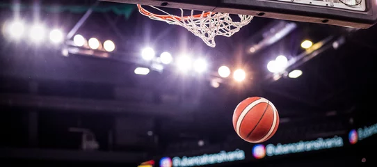 Foto op Plexiglas basketball game ball going through hoop © Melinda Nagy