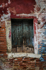 La finestra chiusa di una casa abbandonata a Burano nella laguna di Venezia
