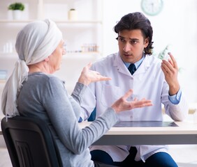 Fototapeta premium Young male doctor and female oncology patient