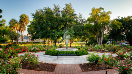 Winter Park Florida, a suburb of greater Orlando. Central park rose garden with fountain. - obrazy, fototapety, plakaty