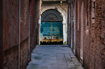 Un portone blu alla fine di una calle a Venezia