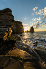 夜明けのろうそく岩と波