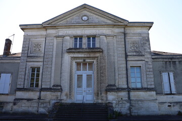 Fototapeta na wymiar Le palais de justice, vue de l'extérieur, ville de Confolens, département de la Charente, France