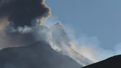 Naklejka na ściany i meble Vulcano etna, attività eruttiva 20/05/2022